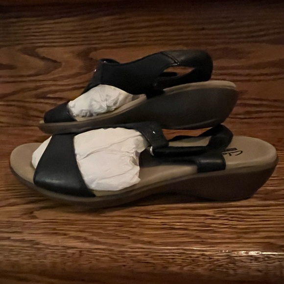 Clark's Black Leather Open Toe Sandals - Picture 5 of 6